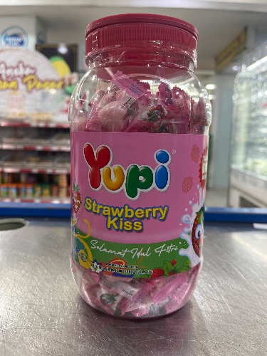Yupi strawberry kiss toples 300gr
